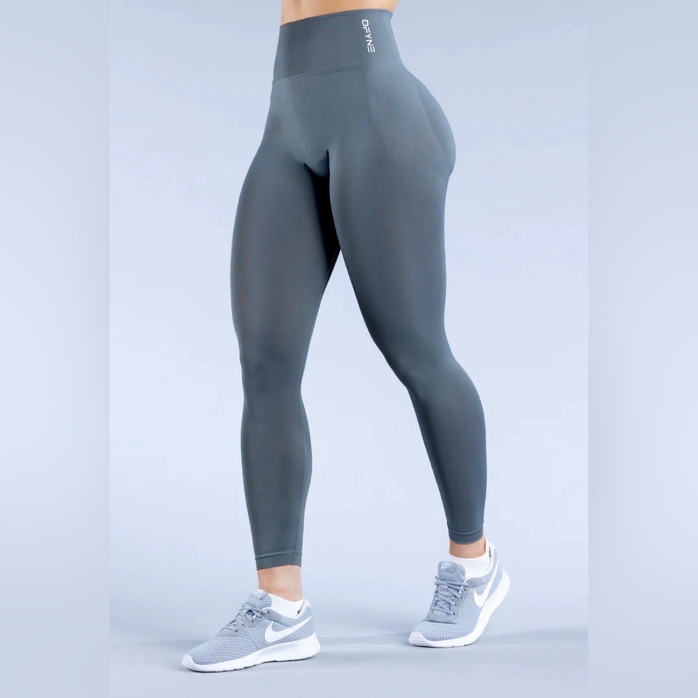 DFYNE DYNAMIC LEGGINGS NEVER WORN SIZE SMALL/MED